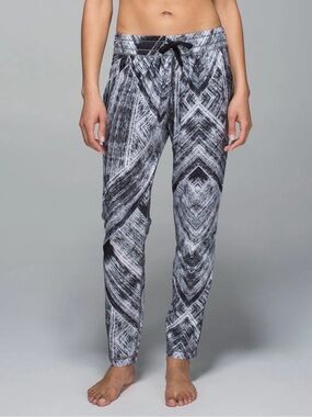 Lululemon Namaskar Pant II Heat Wave White Black Jogger Yoga Swift Light SZ 4